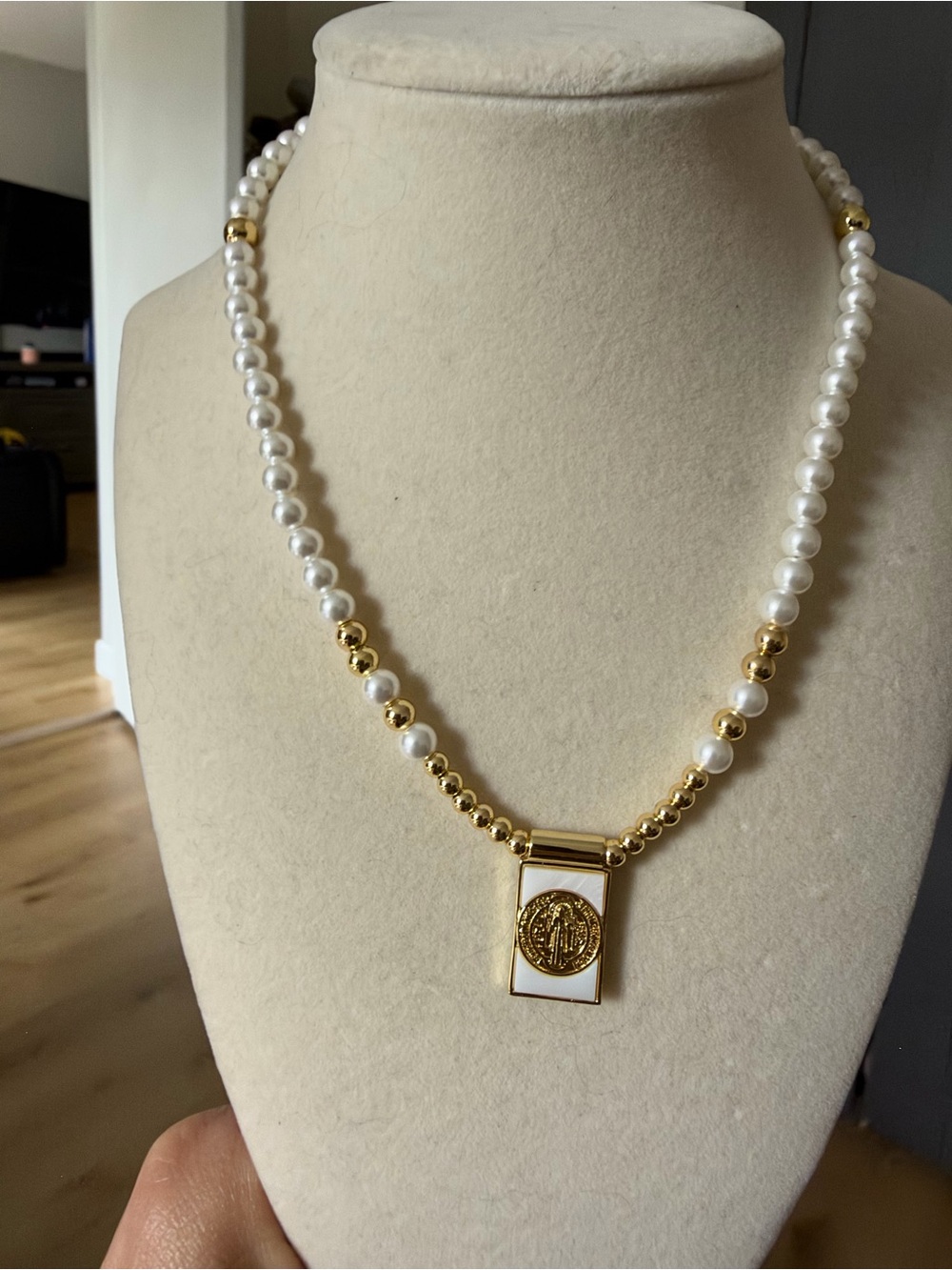 Pearl & Gold Medallion Necklace - White/Gold